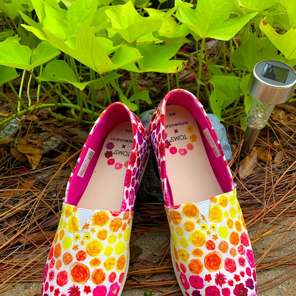 TOMS CANVAS SLIP ON FLORAL SHOES